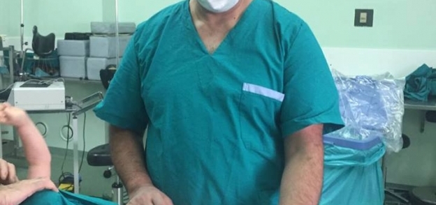 الدكتور البطراوي اثناء إحدى العمليات