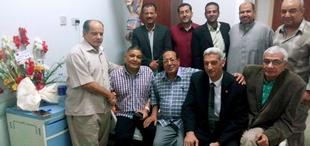 مدير قصر ثقافة سوهاج يزور الشاعر عبد الناصر علام في مستشفي الأورام