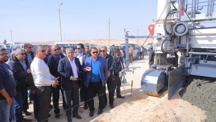 وزير النقل يتفقد أعمال تطوير طريق «القاهرة - أسيوط» الصحراوي