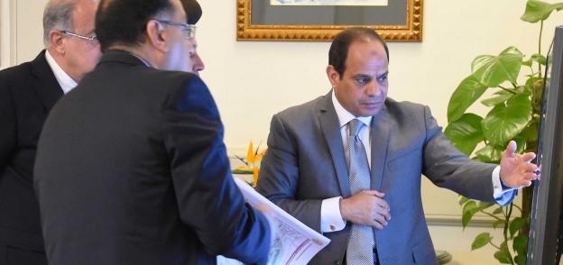 الرئيس عبد الفتاح السيسي مع رئيس الوزراء ووزير الإسكان ورئيس الهيئة الهندسية