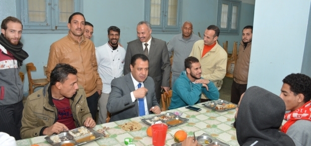 نائب رئيس جامعة أسيوط يشارك الطلاب المغتربين وجبة الغداء