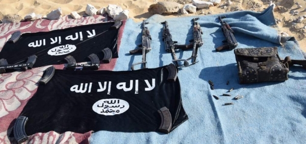 أسلحة وأعلام داعش مع إرهابيي منفلوط