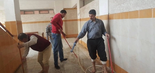 مدير المدرسة والمدسون ينظفون