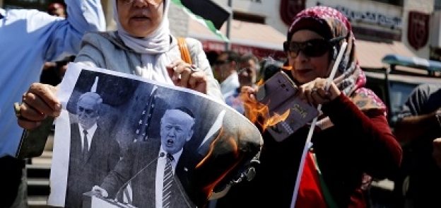 فلسطينيون يحرقون صوراً لـ«ترامب ونتنياهو» بعد قرار قطع الدعم عن «الأونروا»