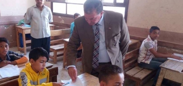 الدكتور عادل عبدالمنعم، وكيل وزارة التربية والتعليم بالفيوم خلال تفقد الإمتحانات بالمدارس