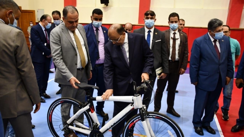 وزير التنمية المحلية يفحص الدراجة قبل شرائها اليوم من وزارة الشباب