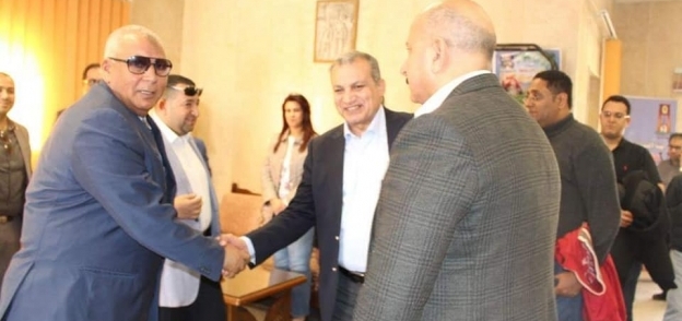 محافظ الوادي الجديد يستقبل قافلة مستشفي قصر العيني بالقاهرة