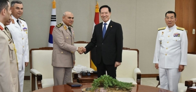 وزير الدفاع أثناء زيارته لكوريا الجنوبية