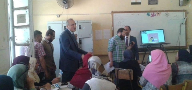 مدير تعليم القاهرة يتابع اختبارات الالتحاق بمدارس المتفوقين