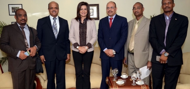 وزيرة الهجرة مع الأمين العام لجهاز تنظيم شئون السودانيين بالخارج