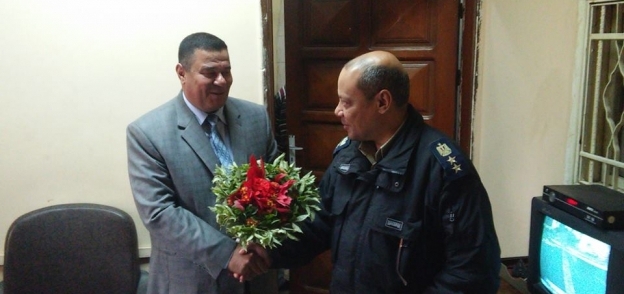 رئيس مجلس مدينة سمنود يقدم الورود إلى أفراد الشرطة