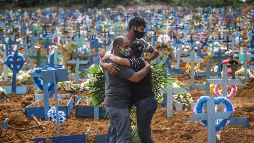أفراد عائلة برازيلية يواسون بعضهم وسط مقابر متوفين بسبب فيروس كورونا