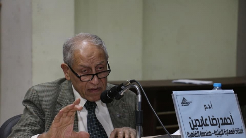 الدكتور أحمد رضا عابدين خلال المحاضرة