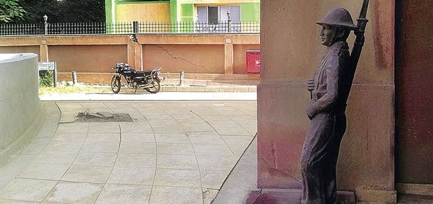 تمثال العسكرى الإنجليزى بعد نقله بعيداً عن متناول التلاميذ