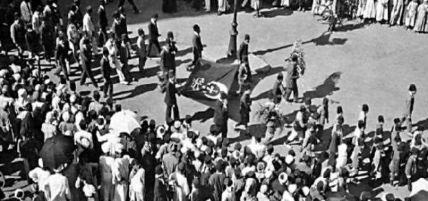 متظاهرون يرفعون شعار الهلال يحتضن الصليب في القاهرة