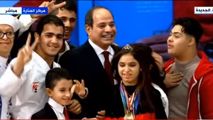الرئيس عبد الفتاح السيسي مع الأطفال في حفل قادرون باختلاف