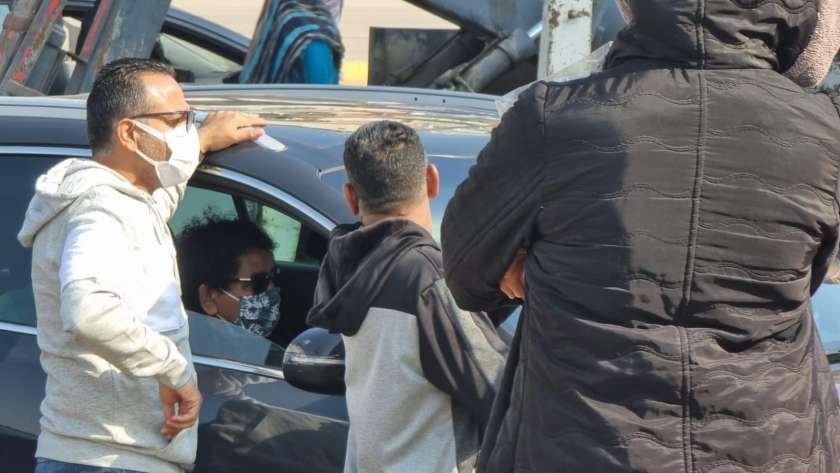 محمد منير داخل سيارته خلال جنازة ابن شقيقته