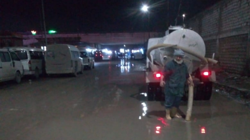 سيارات الصرف تتعامل مع أمطار الإسكندرية اليوم