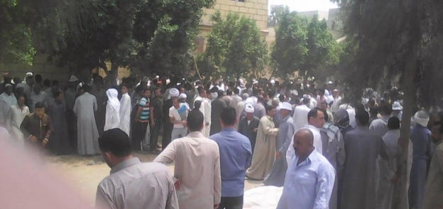 بالصور| أهالي الحسينية يشيعون جثامين 3 شباب غرقوا في العين السخنة