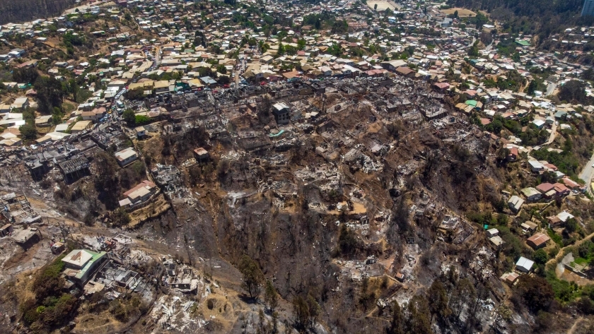 آثار حريق ضخم في مدينة "فالبارايسو" الساحلية