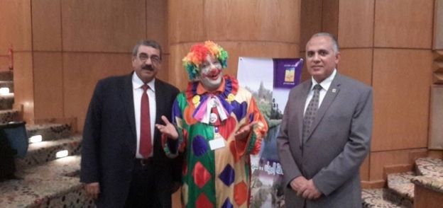 وزير الرى ورئيس قطاع الرى مع صانع البهجة بالمستشفى