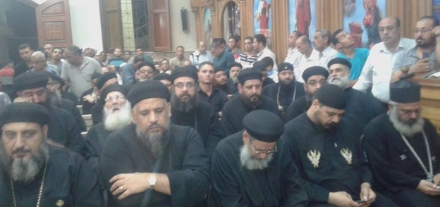 جانب من تأدية الصلاة على جثمان القمص سمعان في بني سويف