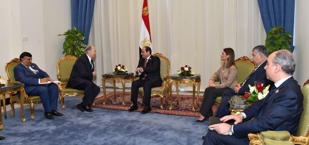 الرئيس عبد الفتاح السيسي مع أغا خان