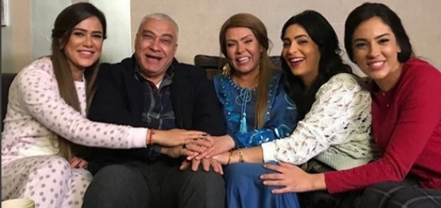 نجمات "البيت الكبير" مع المخرج محمد النقلي