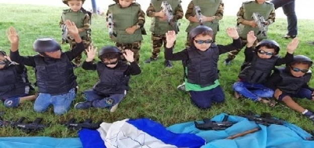 الأطفال مرتدين زى الجيش الإسرائيلى ويجسدون لحظة وقوعهم فى الأسر
