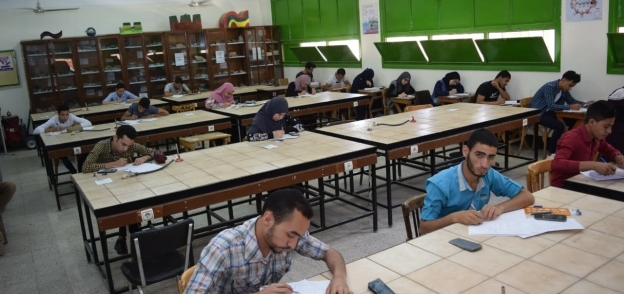 طلاب صيدلة وعلوم ومعهد تمريض يؤدون امتحانات التيرم الثاني بسوهاج