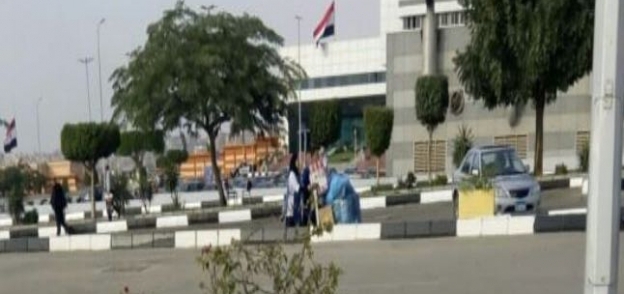 تنكيس الإعلام فوق مبانى مطار القاهرة الدولي حدادا على شهداء العريش
