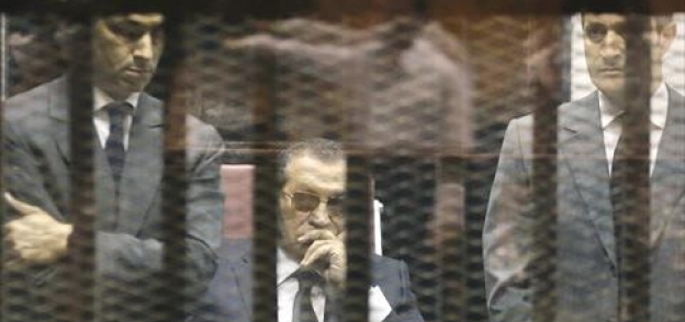 مبارك ونجلاه فى إحدى جلسات محاكمتهم