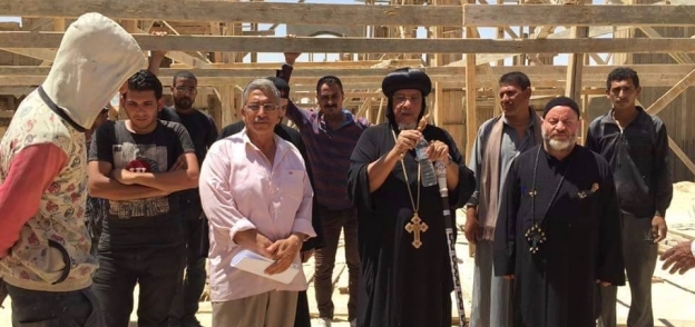 بالصور| الأنبا بقطر يتفقد مشروع كنيسة "الفرافرة الجديدة"