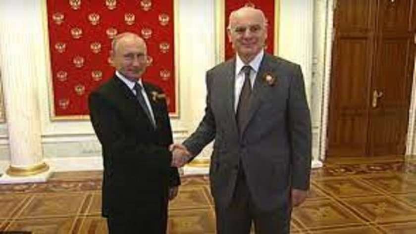أصلان بجانيا زعيم منطقة أبخازيا والرئيس الروسي