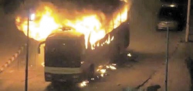 حافلة مشتعلة عقب أعمال شغب فى القطيف