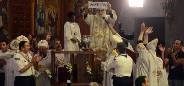 الأنبا باخوميوس أثناء إعلان فوز البابا تواضروس بالكرسى البابوى