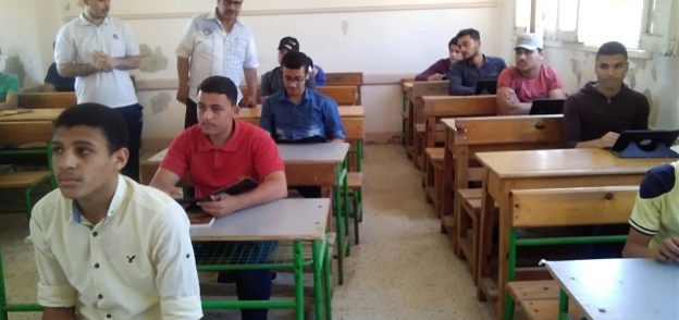 طلاب أولى ثانوى بكفر الشيخ يؤدون الإمتحان