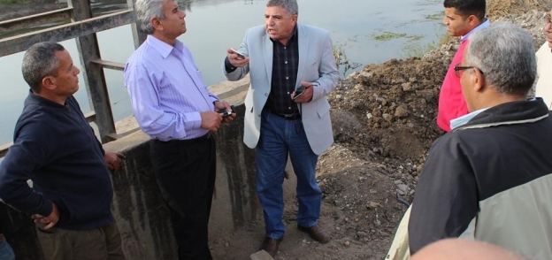 رئيس المحلة ينسق مع شركة مياه لربط خطوط الصرف الصحي بالـ"المشحمة " .