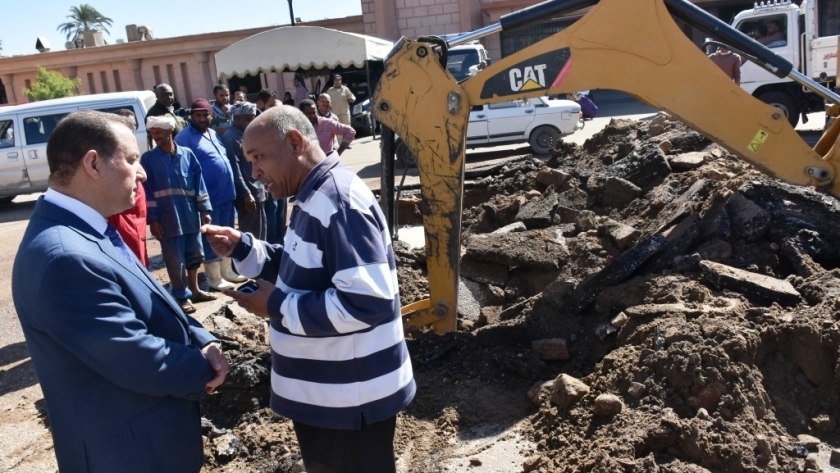 نائب محافظ أسوان يتابع إصلاح خط مياه الشرب بميدان المحطة