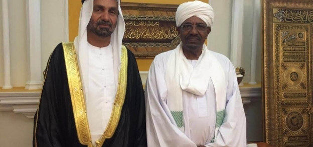 الرئيس السوداني عمر البشير، ورئيس البرلمان العربي أحمد بن محمد الجروان خلال استقباله بالخرطوم