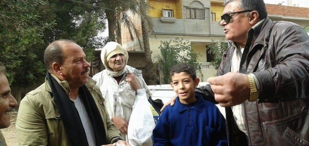 بالصور| طفل يواجه رئيس مدينة في الدقهلية: "كيلو اللحمة بـ85 جنيه أعمل إيه؟"