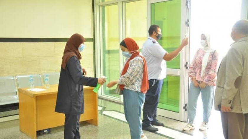طلاب جامعة كفر الشيخ في اول يوم دراسي