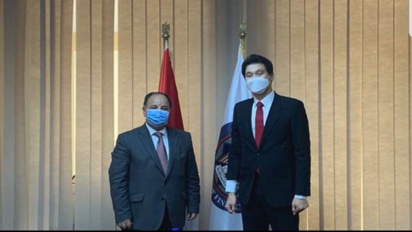وزير المالية مع السفير الكورى