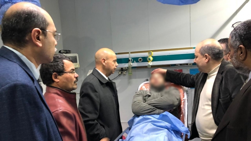 أهالي مريض يعتدون على ممرض بمستشفي منيا القمح