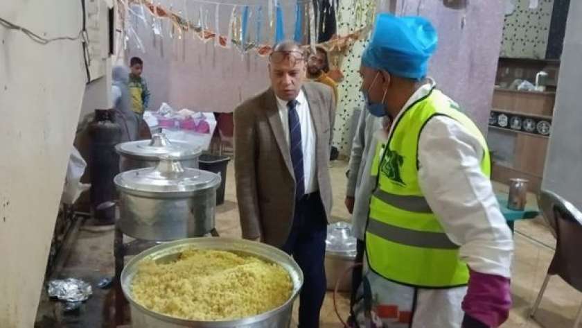 الجمعيات الأهلية تقدم وجبات الإفطار والسحور للأهالي في بني مزار