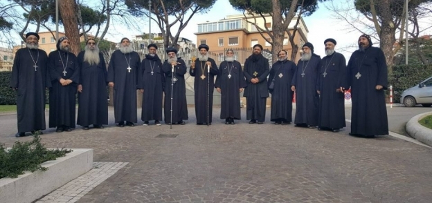 الأسقفان مع الكهنة المشاركين في المؤتمر