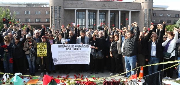 بالصور| العشرات يحيون ذكرى ضحايا هجوم أنقرة