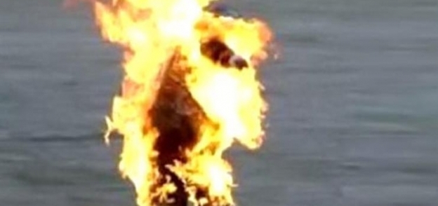 طفل يشعل النيران في جسده