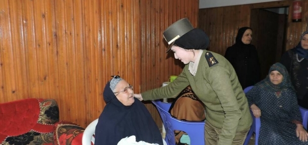 أمن كفر  الشيخ يوزع هدايا على المسنين