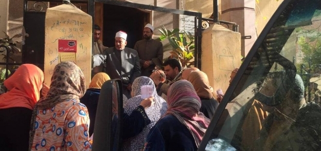 أوقاف الإسكندرية توزع 100 بطانية بـ"محرم بك" وسط الإسكندرية
